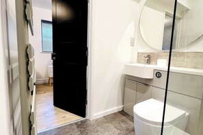 Shower, towels, soap, toilet paper - Modern 2-bed house  in Blyth centre  with two bedrooms and two bathrooms (Blyth)