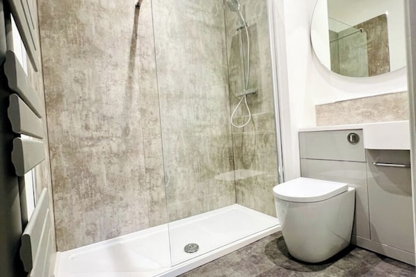 Dusche, Handtücher, Seife, Toilettenpapier
