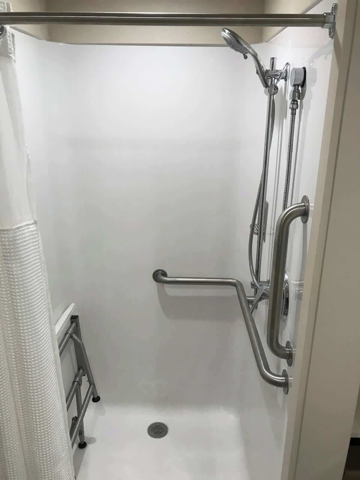 Chuveiro, secador de cabelo, toalhas de banho, shampoo