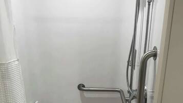 Chuveiro, secador de cabelo, toalhas de banho, shampoo