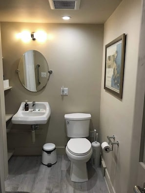 Douche, séchoir à cheveux, serviettes fournies