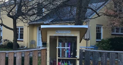 Cottage Suite "A" - Walk to Shops, Train, History