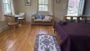 Interior - Cottage Suite "A" - Walk to Shops, Train, History (Concord)