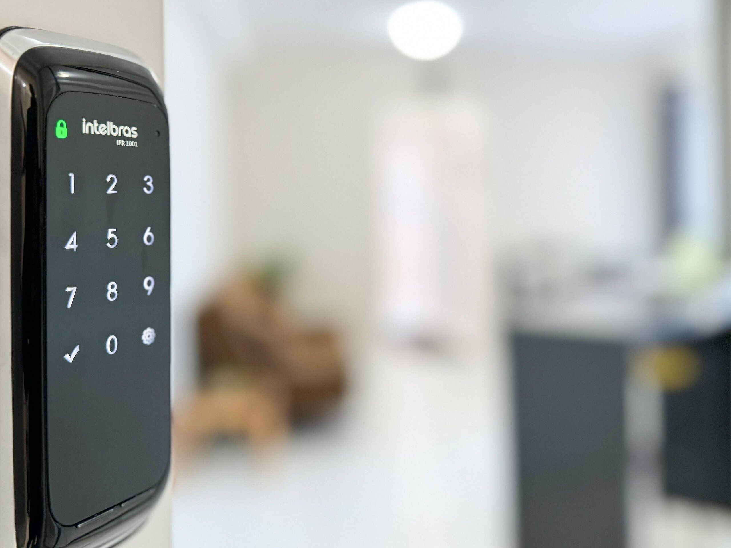 A keypad with the brand name 'Intelbras' and the model 'IFR 1001'.