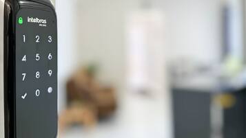 A keypad with the brand name 'Intelbras' and the model 'IFR 1001'.