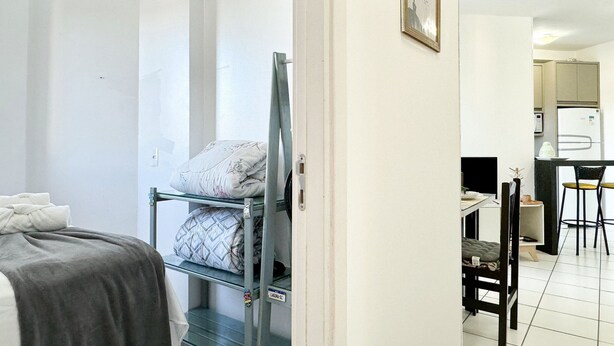 Ein kleines Zimmer mit Etagenbett, Schreibtisch und Stuhl.