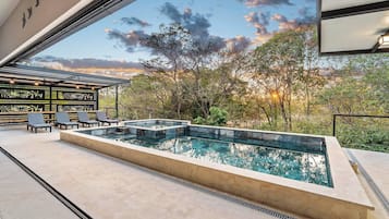 Kolam renang pribadi