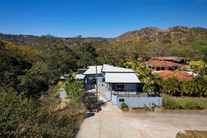 Property entrance - Brand-New 6BD Giant with Private Pool by SPCR (Tempate)