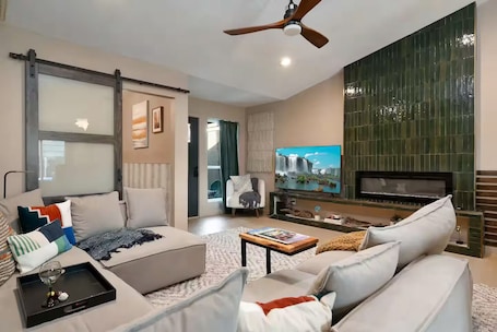 Smart TV, fireplace. Ivy's Charming 2 Bedroom 2 Bath with Jetted Tub