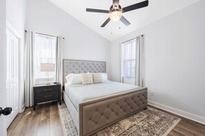 3 quartos, escrivaninha, ferros/tábuas de passar roupa