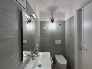 Douche, sèche-cheveux, bidet, papier toilette