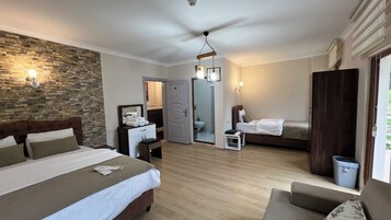 Habitación cuádruple Deluxe, balcón, vistas a la montaña | Escritorio, sistema de insonorización, wifi gratis