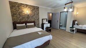 Habitación cuádruple Deluxe, balcón, vista a la montaña | Escritorio, insonorización y wifi gratis