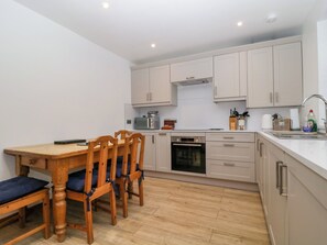 Fridge, microwave, toaster, cookware/dishes/utensils - Capella Cottage (Keswick)