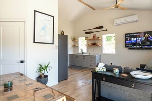 Smart TV, books, stereo - Loon Landing Cottage - Snowmobile Trails & Toboggan Hill (Denbigh)