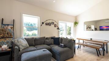 Smart TV, books, stereo