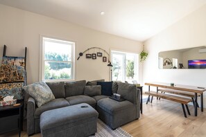 Smart TV, books, stereo - Loon Landing Cottage - Snowmobile Trails & Toboggan Hill (Denbigh)