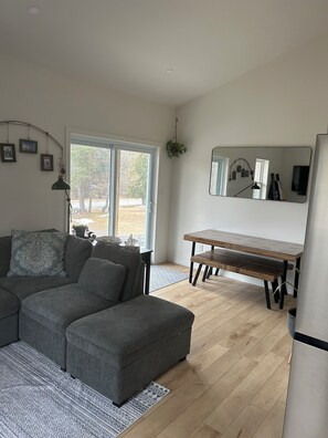 Smart-TV, bøker og stereoanlegg