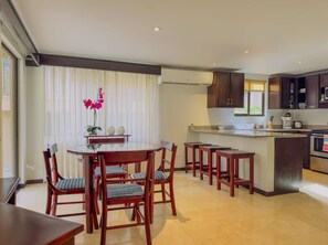 Dining - Newly Updated 1-bedroom condo in laid back Playa Ocotal with AC, WiFi, King Bed (Provincia de Guanacaste)