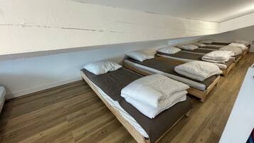 9 Schlafzimmer, Bügeleisen/Bügelbrett, WLAN