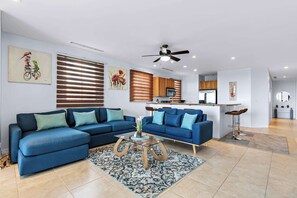 Apartamento, sacada, vista para o oceano | Área de estar | TV