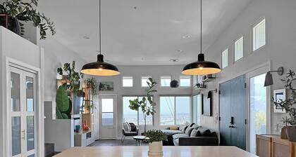 Mountain Top 4 Bdrm Home Along Nature Reserve with Spectacular Views, AC & WiFi