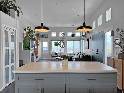 Mountain Top 4 Bdrm Home Along Nature Reserve with Spectacular Views, AC & WiFi