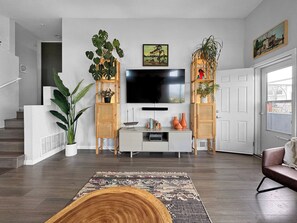 Een smart-tv en een open haard