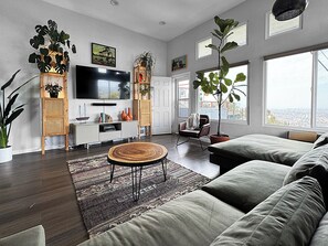 Een smart-tv en een open haard