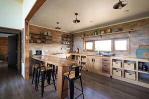 Villa | Private kitchen | Microwave, oven, cookware/dishes/utensils - Oceana Suites Altos de Neoalerce (Puerto Montt)