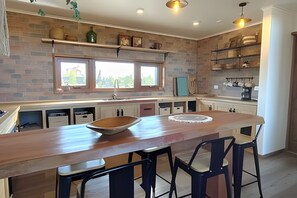 Appartement | Cuisine privée | Four à micro-ondes, un four, vaisselle et ustensiles