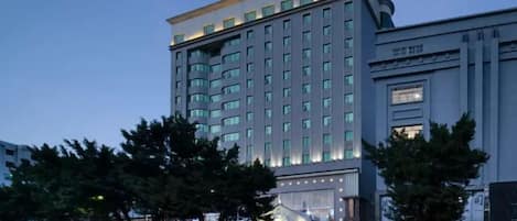 Ein mehrstöckiges Hotel mit moderner Fassade, großen Fenstern und einem markanten Eingang.