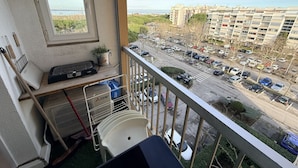 A balcony with a view of a parking lot and buildings. - Perle de Carnon Plage (Mauguio)