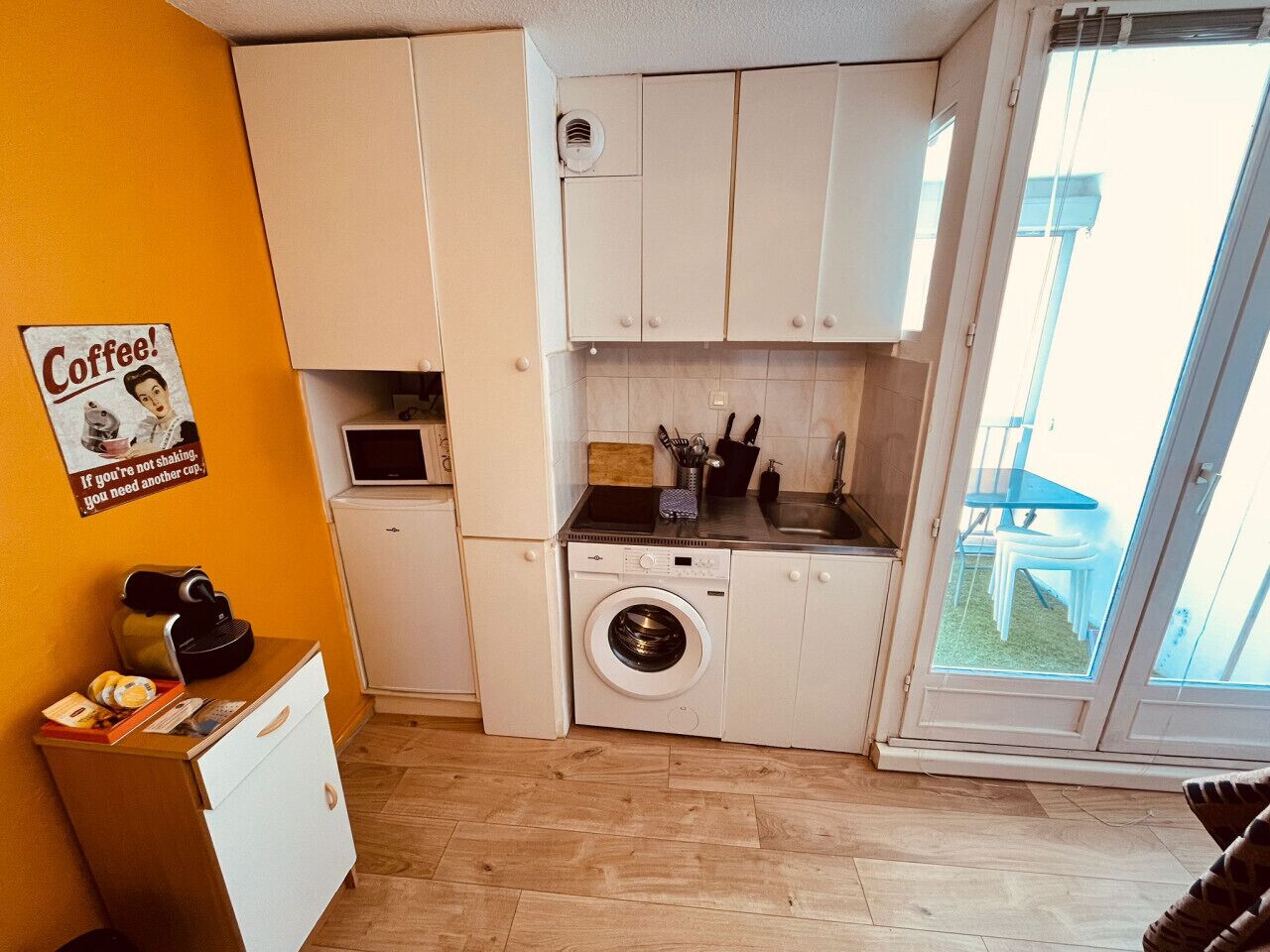 Réfrigérateur, micro-ondes, plaque de cuisson, cafetière/bouilloire