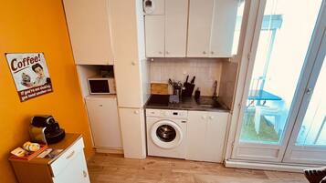 Coffee/tea maker, fridge, microwave, stovetop