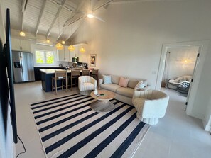 Fernseher, Bücher, Stereoanlage