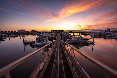 Cozy RV with AC and WiFi for ‘glamping’ in Westport, a short walk to the beach.