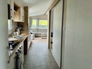 Jääkaappi, mikroaaltouuni, uuni, liesi