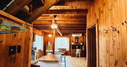 Classic Chelsea Cottage on the Gatineau River and along the famous Chelsea Trail