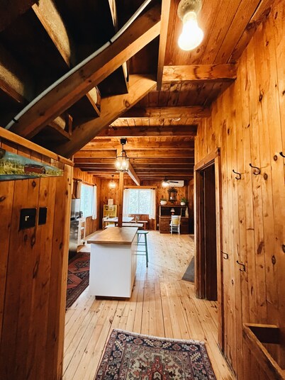 Classic Chelsea Cottage on the Gatineau River and along the famous Chelsea Trail