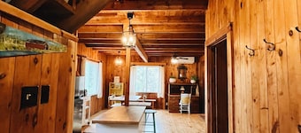 Classic Chelsea Cottage on the Gatineau River and along the famous Chelsea Trail