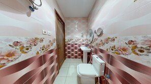 Baignoire et douche séparées, serviettes fournies, savon, shampoing