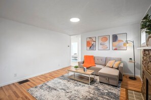 Living area - Cozy&Modern 2Bdr House Natrona (Natrona Heights)