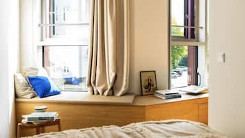 Superior Apartment | Living area | MP3 dock, offices