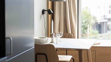 Appartement Supérieur | Coin séjour | Station d'accueil MP3, espaces bureaux