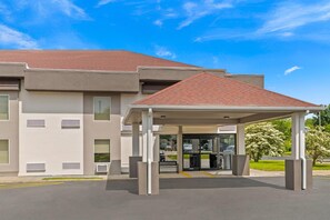 Exterior - Baymont by Wyndham Batavia - Darien Lake (Batavia)