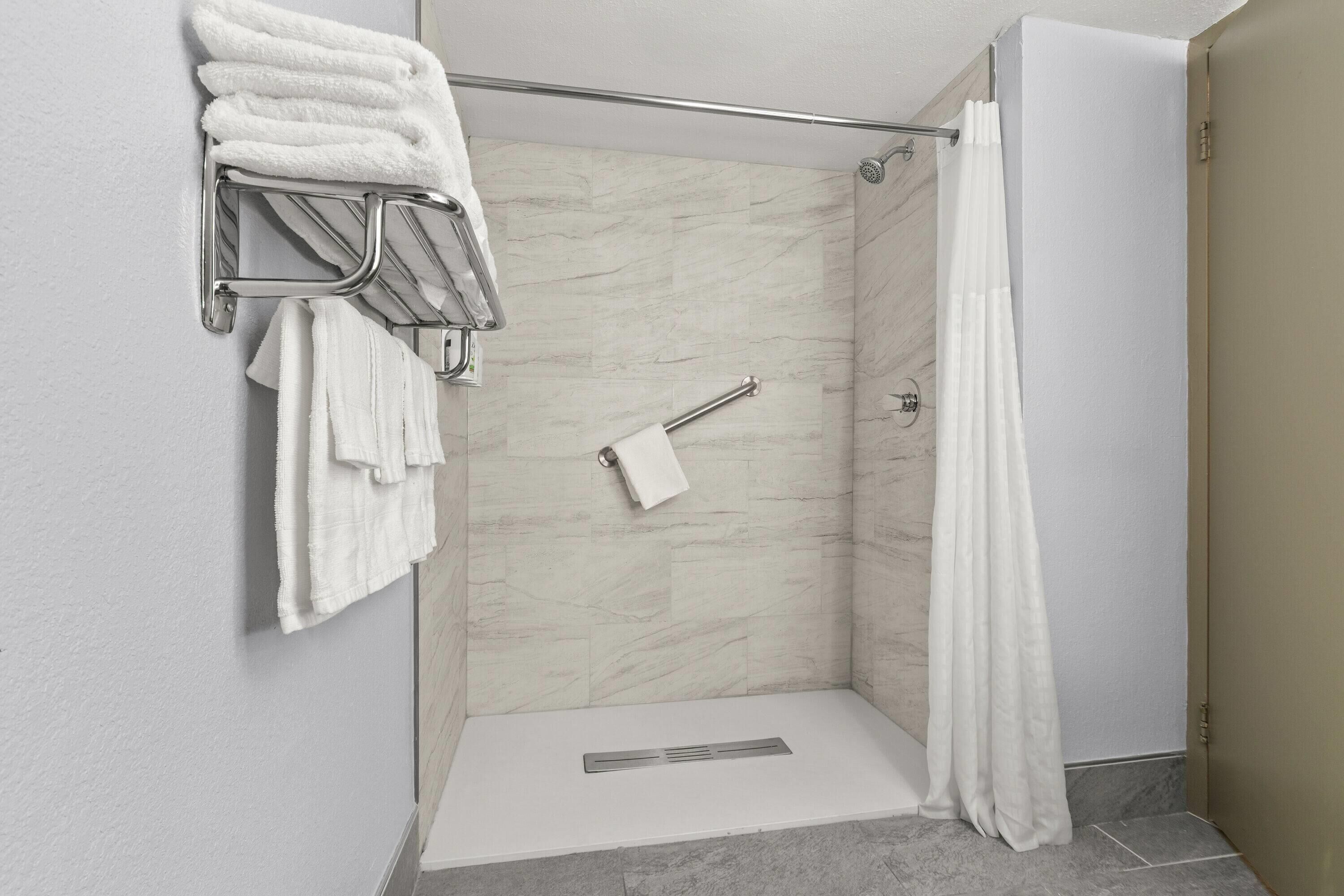 Habitación, 2 camas Queen size, acceso para personas con movilidad reducida (Roll-in Shower) | Baño para personas con discapacidad