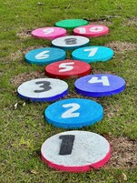 Una serie de piedras numeradas en un campo cubierto de césped.