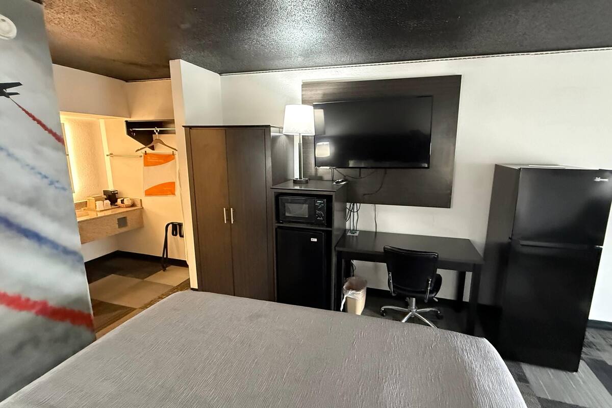Room, 1 King Bed, Non Smoking | Desk, laptop workspace, blackout curtains, iron/ironing board