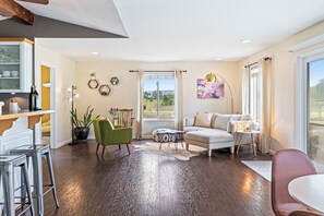 Smart TV, fireplace, books, offices - The Hive & Hivette @Castoro Cellars | Vineyard Estate Stay| Groups up to 16 + EV (Templeton)